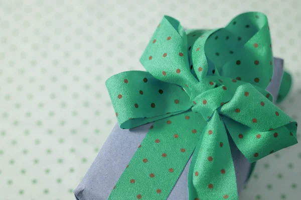 Подарочная коробка с лентой и луком, зеленый горошек точка — стоковое фото