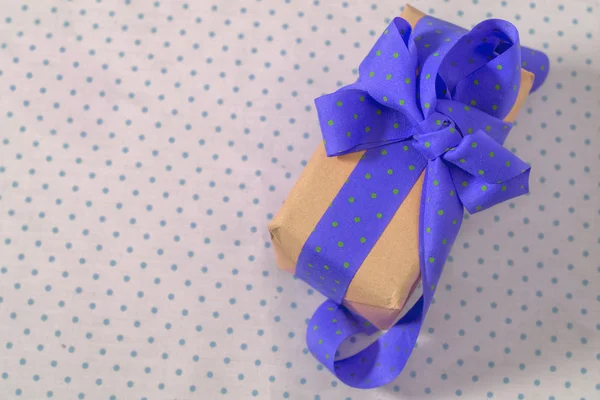 Confezione regalo con nastro e fiocco, pois blu — Foto Stock