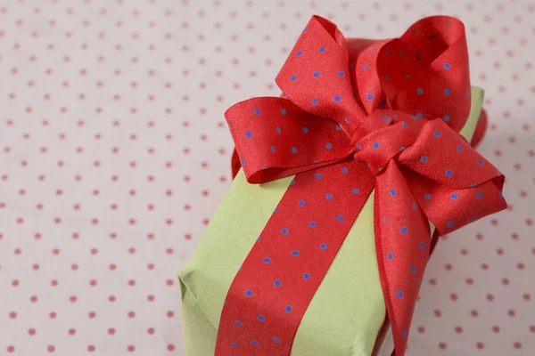 Caja de regalo con cinta y lazo, lunares rojos y azules — Foto de Stock