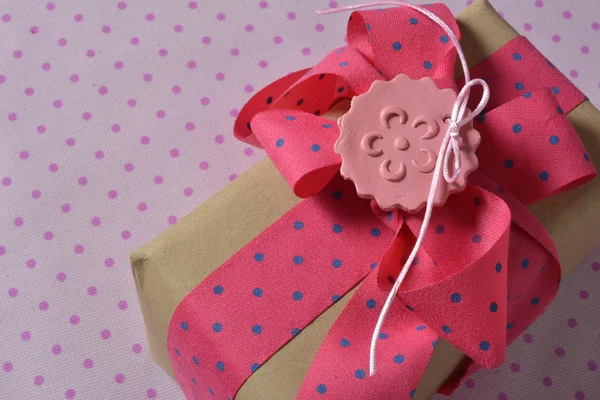 Caja de regalo con cinta y lazo, lunares rosa y azul — Foto de Stock