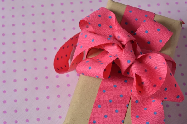 Şerit ve yay, mavi ve pembe polka dot ile hediye kutusu — Stok fotoğraf