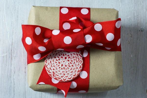 Caja de regalo hecha a mano cinta roja punteada y etiqueta , — Foto de Stock