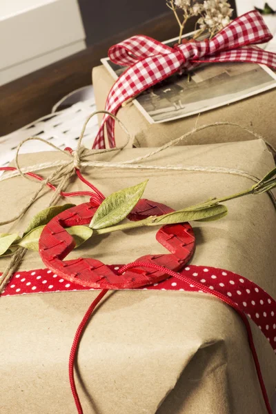 Regalos de Navidad, decoración retro, estrellas y cintas rojas , — Foto de Stock