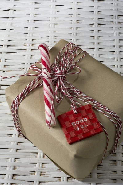 Caixa de presente, amarrado com fio vermelho e branco, e lata de doces — Fotografia de Stock