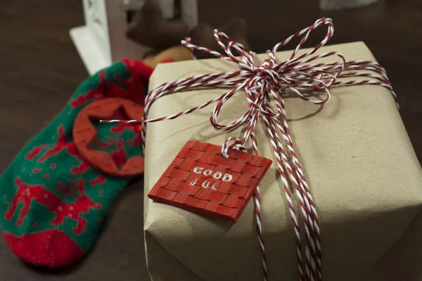 Bastelpapier-Geschenkkarton, gebunden mit Kordelspule, rot und weiß, und ein — Stockfoto