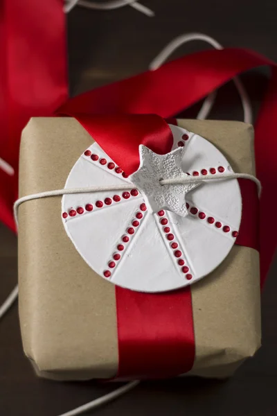 Kırmızı kurdele ve star etiketi ile hediye rustik — Stok fotoğraf