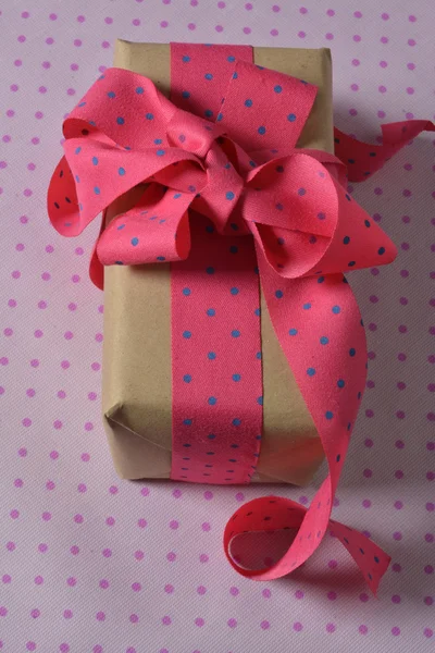 Caja de regalo con cinta y lazo, lunares rosa y azul — Foto de Stock