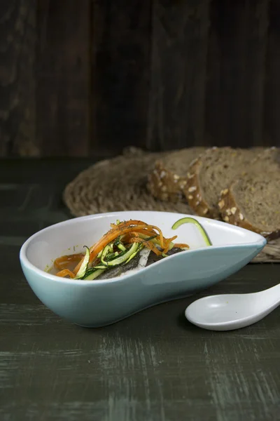 Zuppa di nasello e verdure, su sfondo scuro — Foto Stock