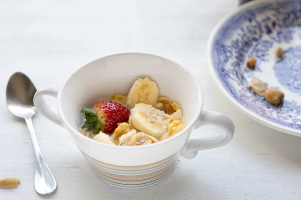 Healthy food - cereal with strawberries — Stock Photo, Image