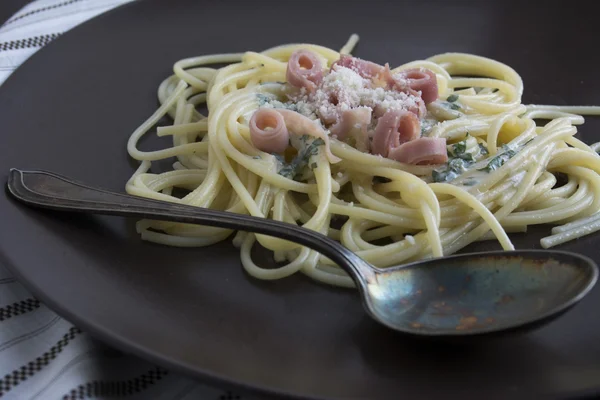 Pasta alla carbonara con prosciutto e formaggio — Foto Stock