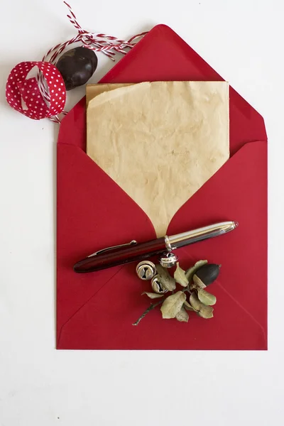 Enveloppe rouge, lettre de Noël, fond blanc et ornements — Photo