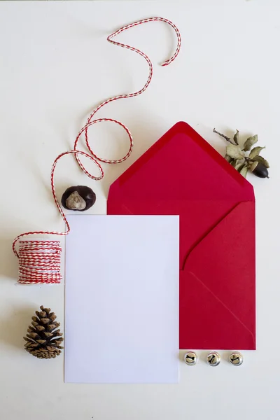 Enveloppe rouge, lettre de Noël, fond blanc et ornements — Photo