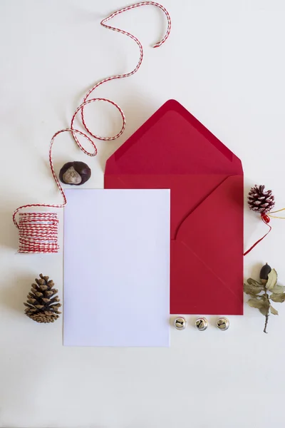 Red envelop, Kerstmis brief, witte achtergrond en ornamenten — Stockfoto