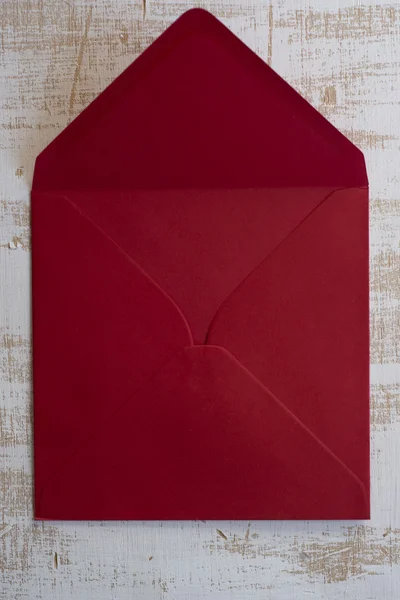 Envelope vermelho, fundo de madeira — Fotografia de Stock