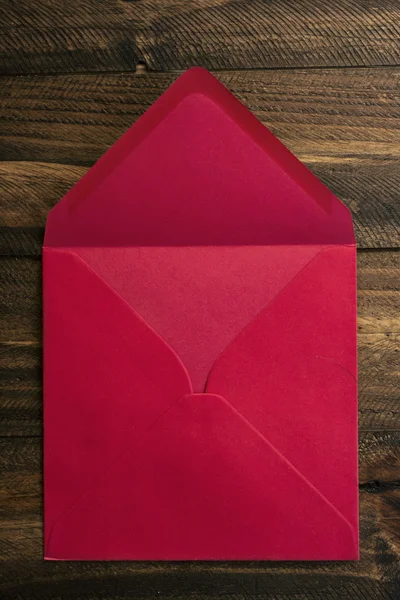 Enveloppe rouge, fond bois — Photo