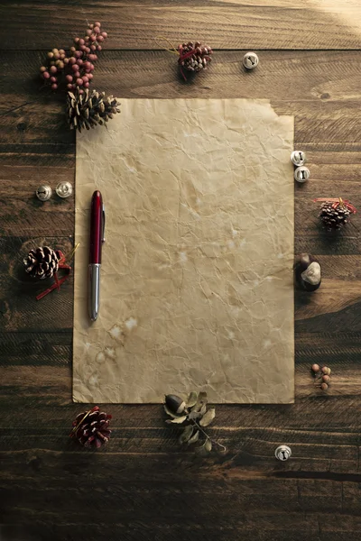 Antigua tarjeta de Navidad, papel sobre madera rústica — Foto de Stock