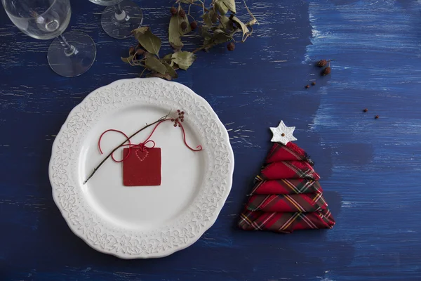 Cena di Natale rustico, piatto bianco, e tovagliolo scatole rosse in th — Foto Stock