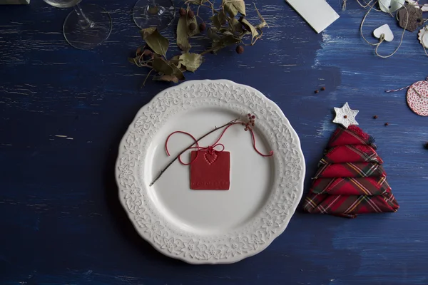 Noel yemeği rustik, beyaz plaka ve peçete kırmızı kutuları TH
