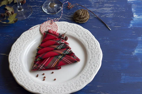 Рождественский ужин деревенский, белая тарелка, и салфетка красные коробки в й — стоковое фото