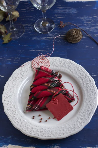 Christmas Dinner rustic, white plate, and napkin red boxes in th — Stock Photo, Image