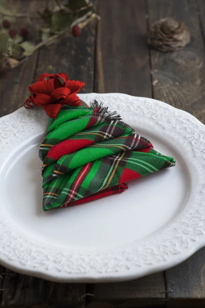 Jantar de Natal rústico, prato branco e guardanapo verde e vermelho bo — Fotografia de Stock