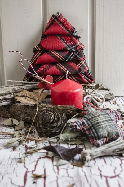 Com decorações árvore de natal xadrez vermelho — Fotografia de Stock