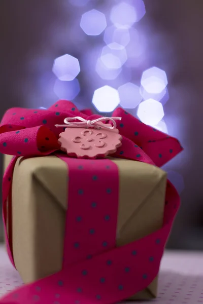 Подарочная коробка с красной лентой и луком, голубая горошек точка, рождественский свет — стоковое фото