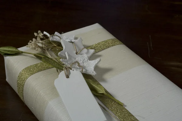 Gift box with handmade, gold ribbon bow, and decorative white st — Stock Photo, Image