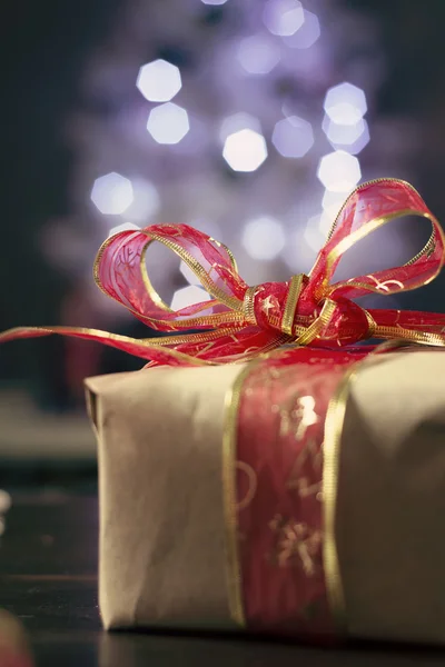 Rustik Christmas Present, kırmızı robbon ve backg de bulanık ışıklar