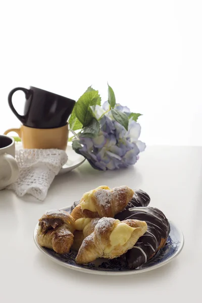 Croissant recouvert de chocolat et rempli de crème et de caram — Photo