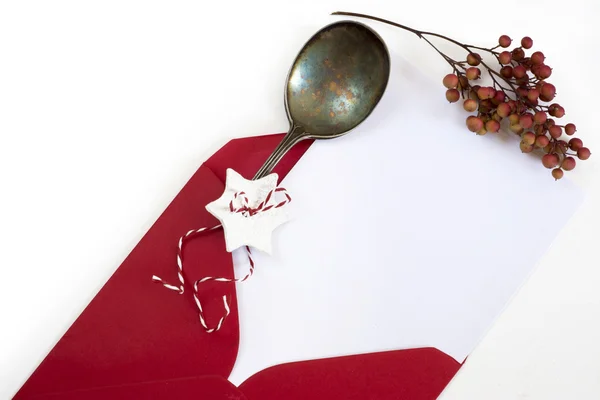 Red envelop, Kerstmis brief, lepel en witte achtergrond en o — Stockfoto
