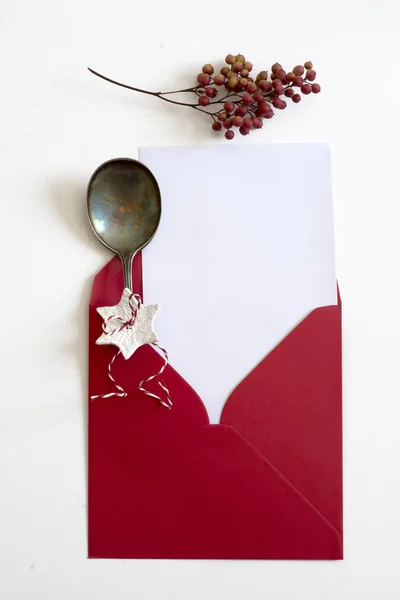 Sobre rojo, carta de Navidad, cuchara y fondo blanco y o —  Fotos de Stock