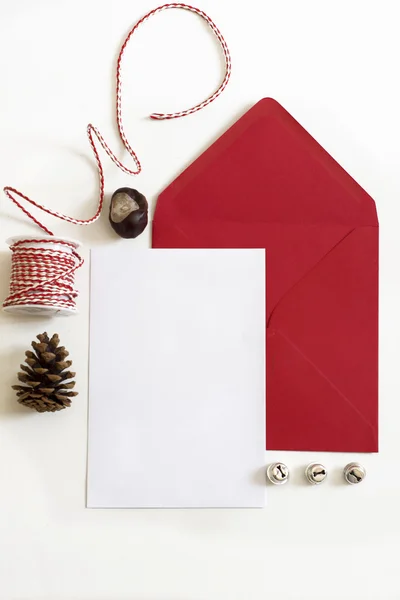 Kırmızı zarf, Noel mektubu, beyaz arka plan ve süs eşyaları