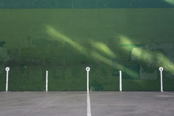 Зеленая стена, с секциями для фронтона — стоковое фото