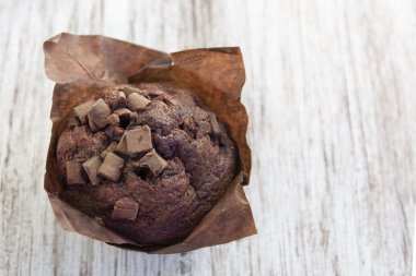Beyaz ahşap zemin üzerine çikolatalı muffin