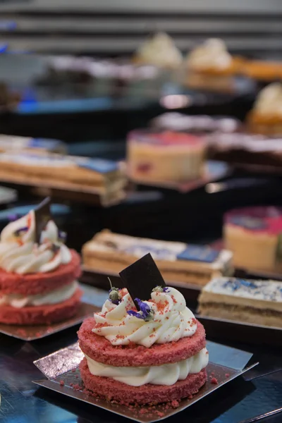 Mini kırmızı kadife Kek pasta dükkanı krem şanti ile dolu