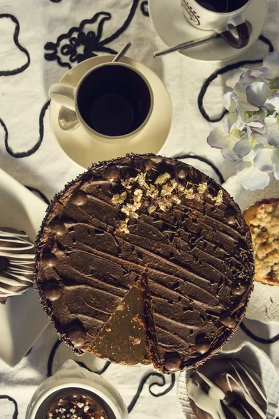 Chocolate cakes and Coffee table with teacups — Stock Photo, Image