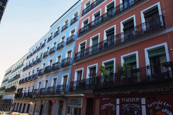 Fachada velha de cores, edifícios antigos em "La Latina", Madrid, Spai — Fotografia de Stock