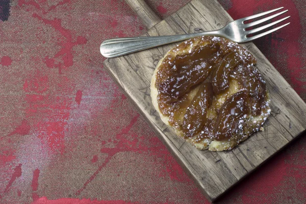 Tarte tatin, sur fond rouge rustique — Photo