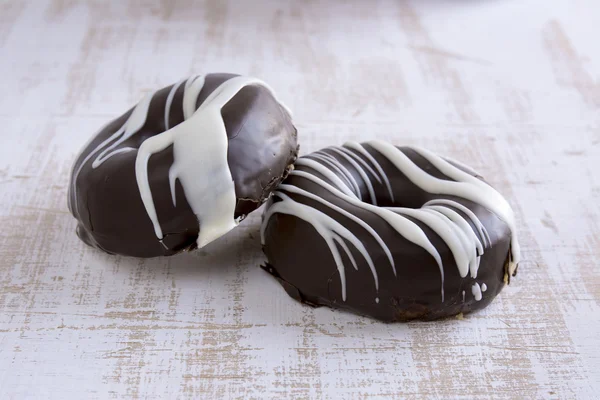 Deux beignets recouverts de chocolat en noir et blanc — Photo