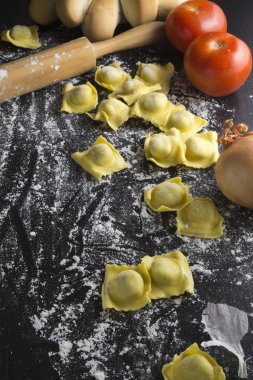 Siyah arka plan üzerine ham mantı