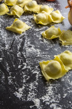 Siyah arka plan üzerine ham mantı