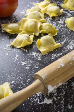 Siyah arka plan üzerine ham mantı