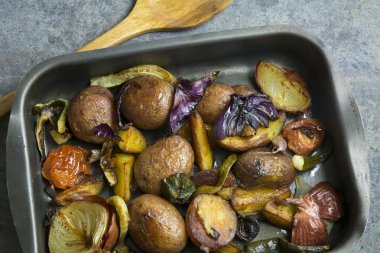 pişmiş patates ve sebze tepsisi