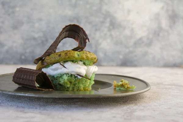 Mint kaka, fylld med maräng och choklad chips — Stockfoto