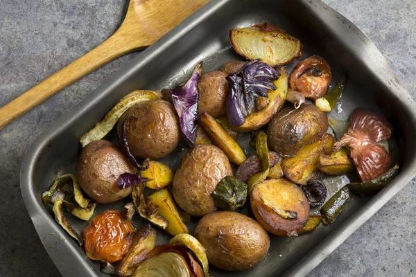 Tray baked potatoes, and vegetables — Stock Photo, Image