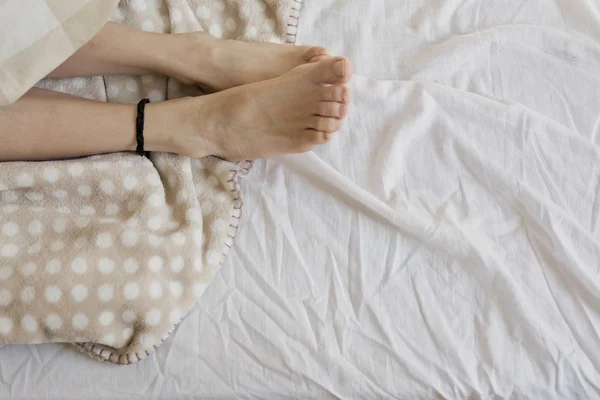 Chica con calcetines de lana, durmiendo en la cama —  Fotos de Stock