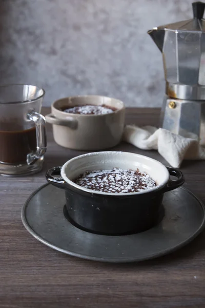 Brownie sur une tasse et café — Photo