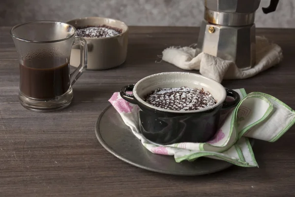 Brownie sur une tasse et café — Photo