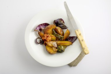 Beyaz arka plan üzerinde pişmiş sebze yemek